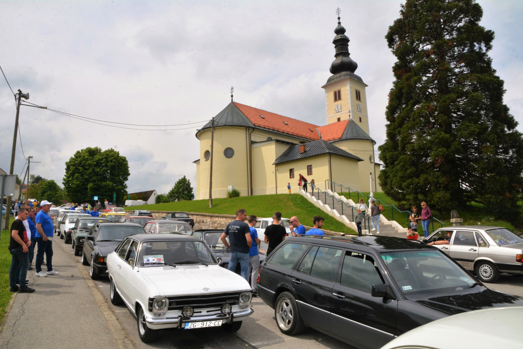 Pod Gupčevom lipom u Gornjoj Stubici okupilo se osamdesetak oldtimera